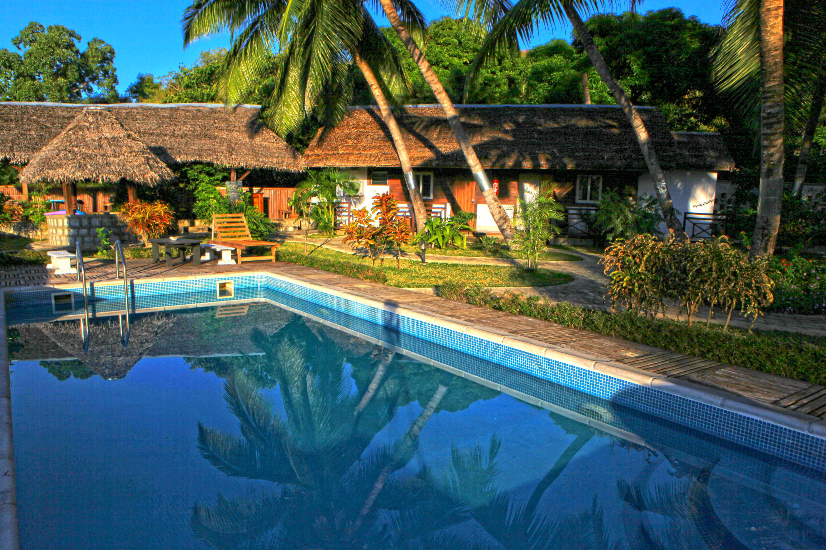 A Louer, 4 bungalows doubles  pieds dans l'eau avec piscine et salle de fitness