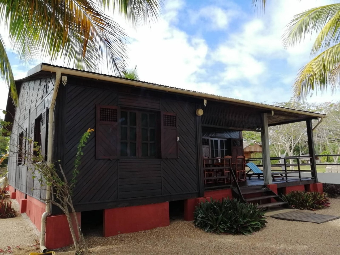 A vendre, maison pieds dans l'eau situé sur la presqu'île d'AMBATO