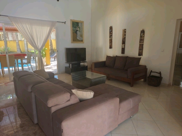 À VENDRE – Superbe propriété avec piscine à quelques pas de la plage