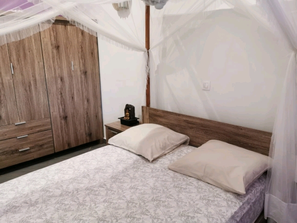 A louer-Villa inépendante meublée et securisée avec jardin-3 chambres