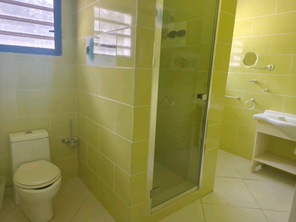 À VENDRE – SUPERBE VILLA PIEDS DANS L’EAU AVEC PISCINE