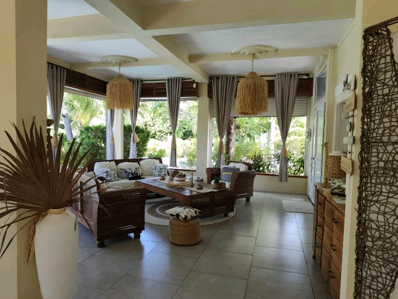 À VENDRE – Superbe Propriété Alliant Charme Tropical et Confort Européen