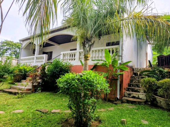 À VENDRE – Charmante propriété avec piscine à proximité de la plage