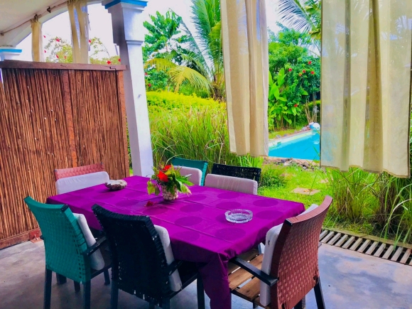 A louer, Ensemble de trois appartements meublés avec piscine et jardin