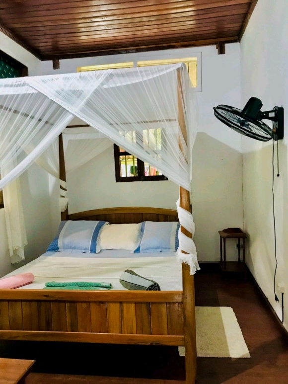 A louer-Villas en copropriété meublées, pied dans l'eau avec jardin