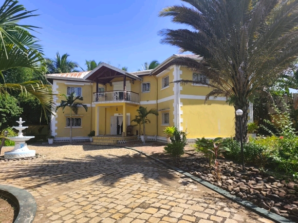 À VENDRE – Superbe propriété avec piscine à quelques pas de la plage