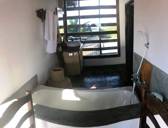 Propriété atypique avec vue panoramique et piscine à débordement