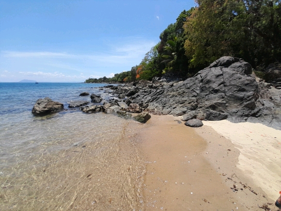 Terrain en front de mer avec une charmante petite plage privée
