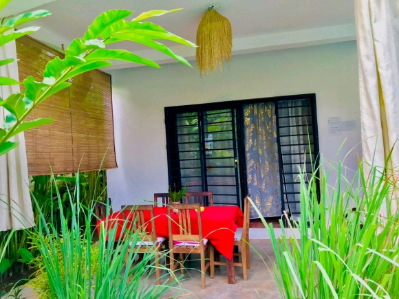 A louer, Ensemble de trois appartements meublés avec piscine et jardin