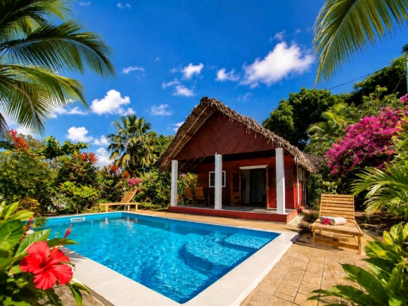 A louer- Charmant bungalow avec piscine dans un cadre verdoyant