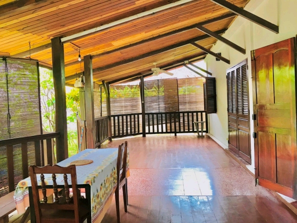 A louer-Villas en copropriété meublées, pied dans l'eau avec jardin