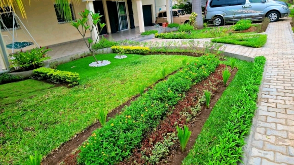 A louer-Villa inépendante meublée et securisée avec jardin-3 chambres