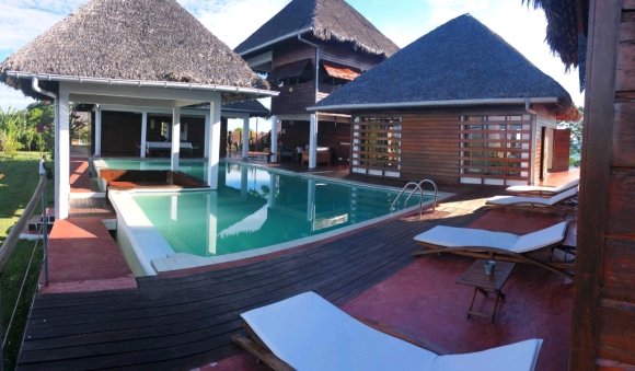 Propriété atypique avec vue panoramique et piscine à débordement