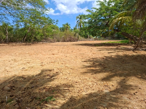 Terrain proche de la mer au Nord de Nosy Be
