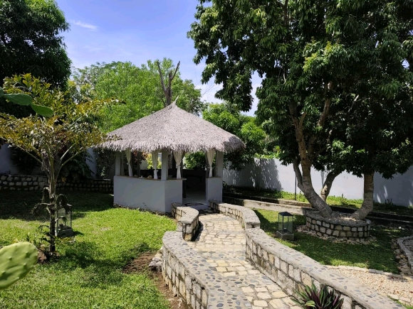 À VENDRE – Superbe Propriété Alliant Charme Tropical et Confort Européen