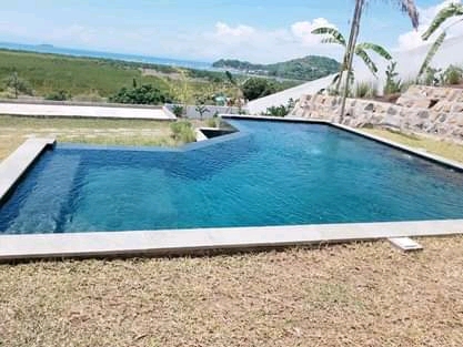 Une belle maison avec piscine , vue sur mer