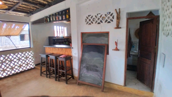 Charmant Restaurant en bord de route à Nosy be