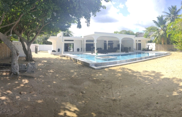 À VENDRE – SUPERBE VILLA PIEDS DANS L’EAU AVEC PISCINE