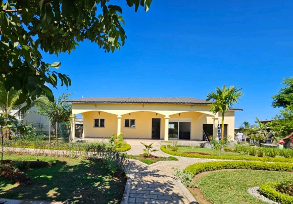 A louer-Villa inépendante meublée et securisée avec jardin-3 chambres