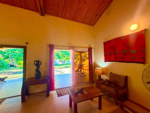 À VENDRE – Villa avec piscine à seulement 50 m de la plage