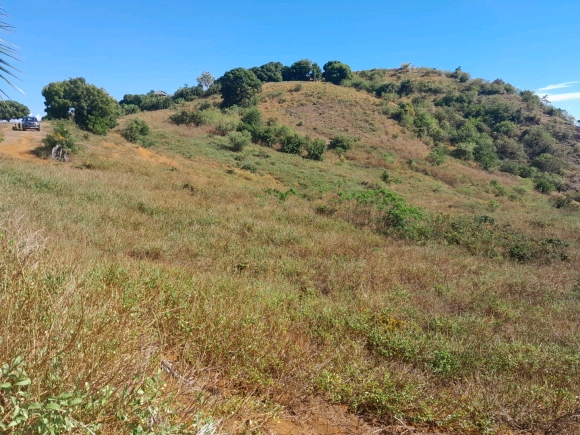 Terrain proche de la mer avec une merveilleuse vue panoramique dans un secteur en pleine