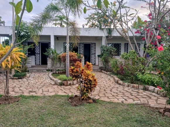 MAISON BIEN CLÔTURÉE AVEC 3 STUDIOS à 200 m de la plage