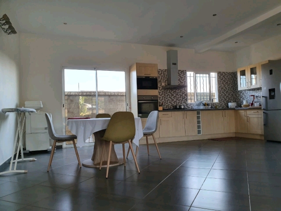 A louer-Villa inépendante meublée et securisée avec jardin-3 chambres