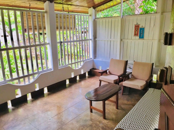 A louer-Villas en copropriété meublées, pied dans l'eau avec jardin