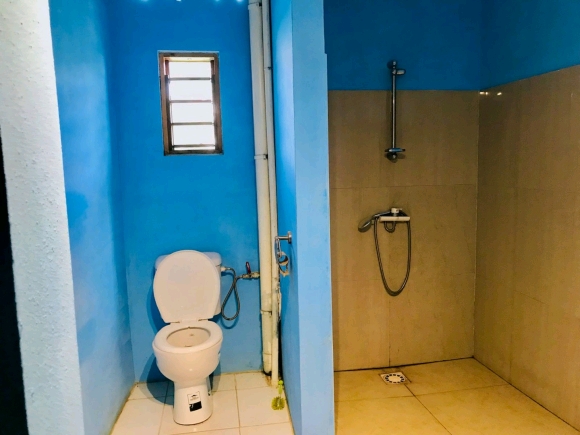 A louer, belle maison meublée à étage dans un cadre sécurisé