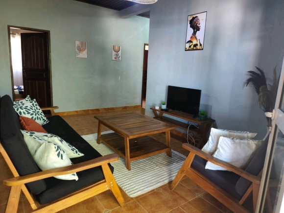 À VENDRE – Charmante propriété avec piscine à proximité de la plage