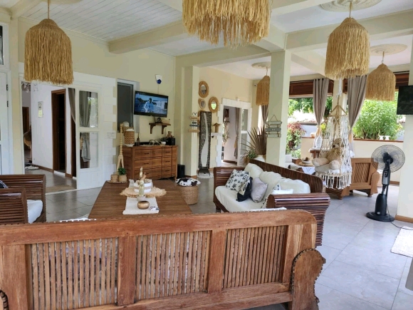 À VENDRE – Superbe Propriété Alliant Charme Tropical et Confort Européen