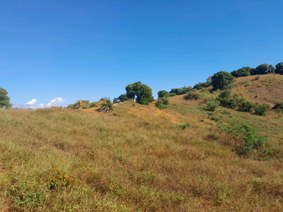 Terrain proche de la mer avec une merveilleuse vue panoramique dans un secteur en pleine