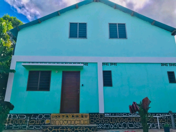 A louer, belle maison meublée à étage dans un cadre sécurisé