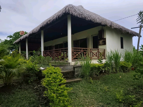 À VENDRE – Charmante propriété avec vue mer partielle dans un quartier calme à Nosy Be