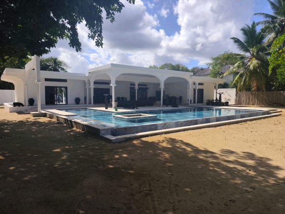 À VENDRE – SUPERBE VILLA PIEDS DANS L’EAU AVEC PISCINE