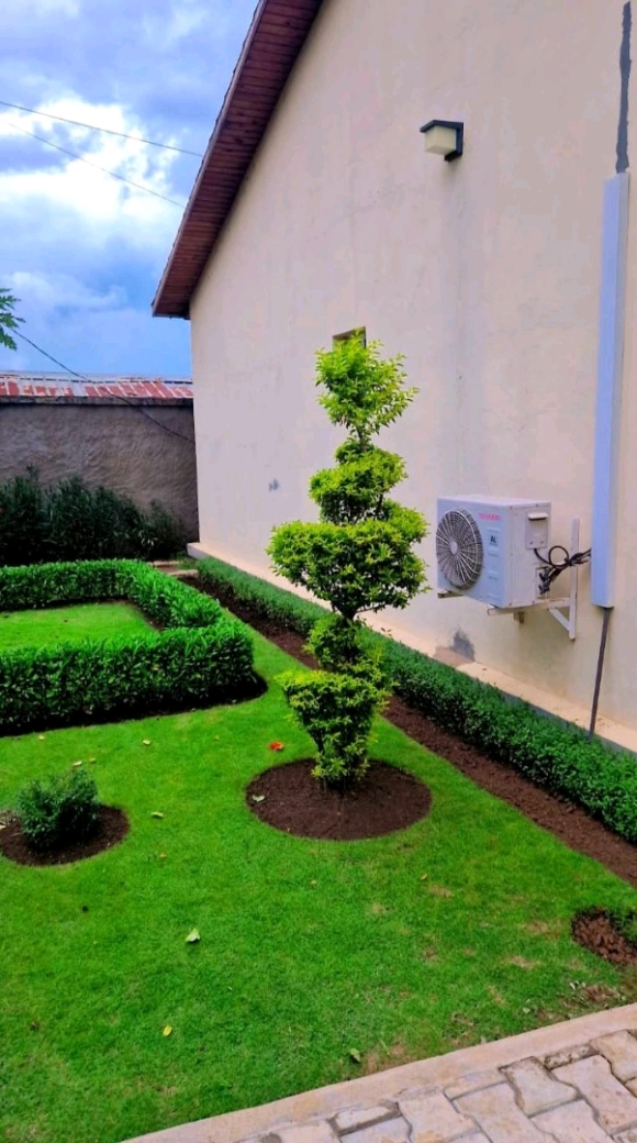 A louer-Villa inépendante meublée et securisée avec jardin-3 chambres