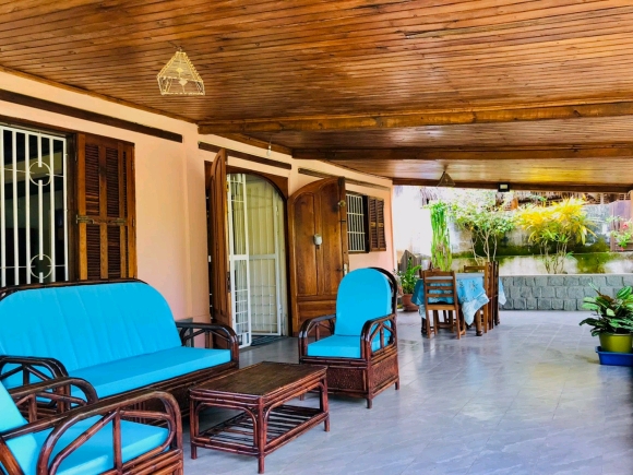 A louer-Villas en copropriété meublées, pied dans l'eau avec jardin