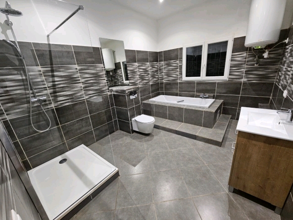 A louer-Villa inépendante meublée et securisée avec jardin-3 chambres