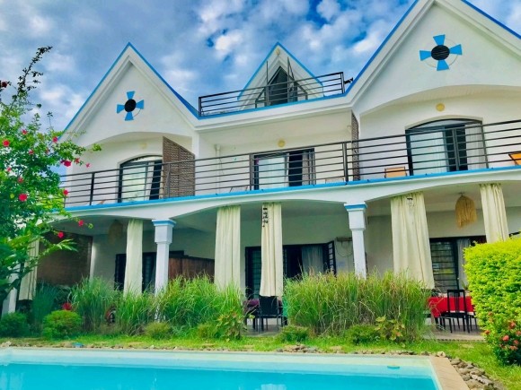 A louer, Ensemble de trois appartements meublés avec piscine et jardin