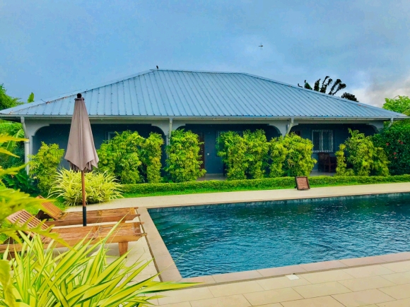 Agréable appartements avec piscine à Ankibanivato