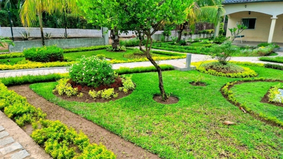 A louer-Villa inépendante meublée et securisée avec jardin-3 chambres