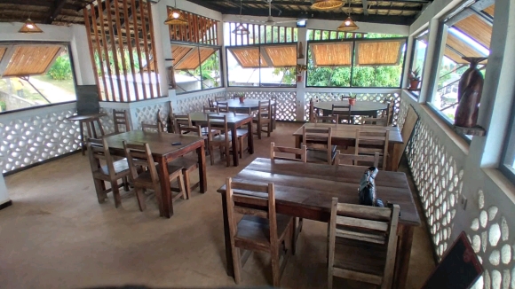 Charmant Restaurant en bord de route à Nosy be