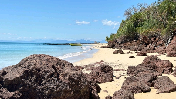 ​À vendre : Terrain plat en bord de plage sur une île paradisiaque !