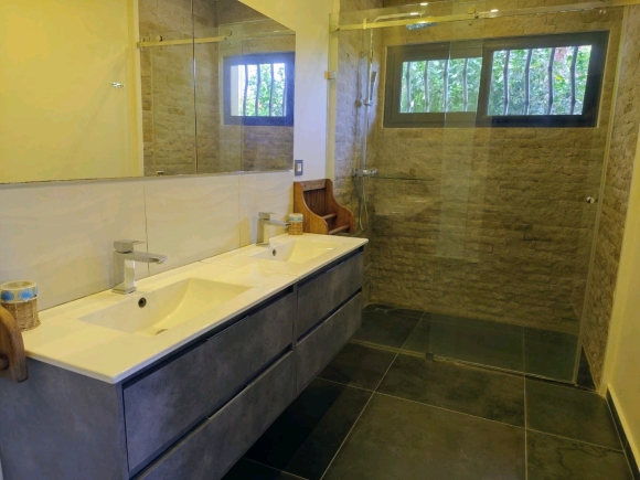 À VENDRE – Superbe Villa de Standing avec Vue Mer – Nosy Be