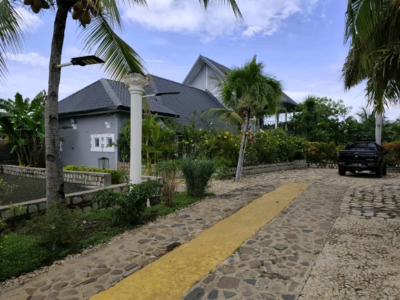 À VENDRE – Superbe Propriété Alliant Charme Tropical et Confort Européen