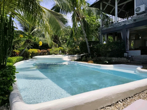 À VENDRE – Superbe Propriété Alliant Charme Tropical et Confort Européen