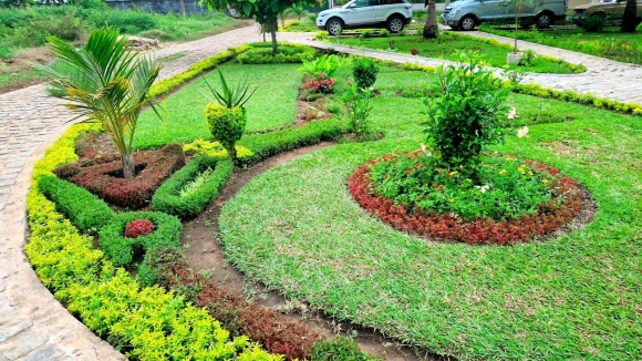 A louer-Villa inépendante meublée et securisée avec jardin-3 chambres