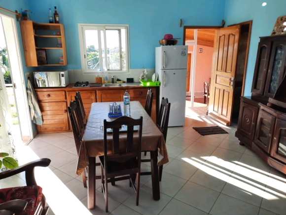A LOUER-Charmante maisonnette meublée de 3 chambres à 15mn d'ambatoloaka