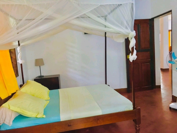 A louer-Villas en copropriété meublées, pied dans l'eau avec jardin