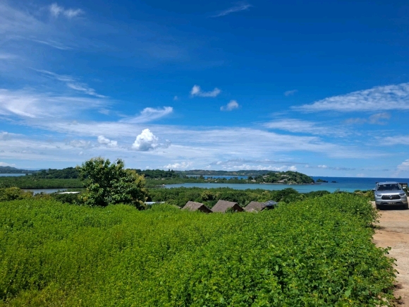 Terrain proche de la mer avec une merveilleuse vue panoramique dans un secteur en pleine